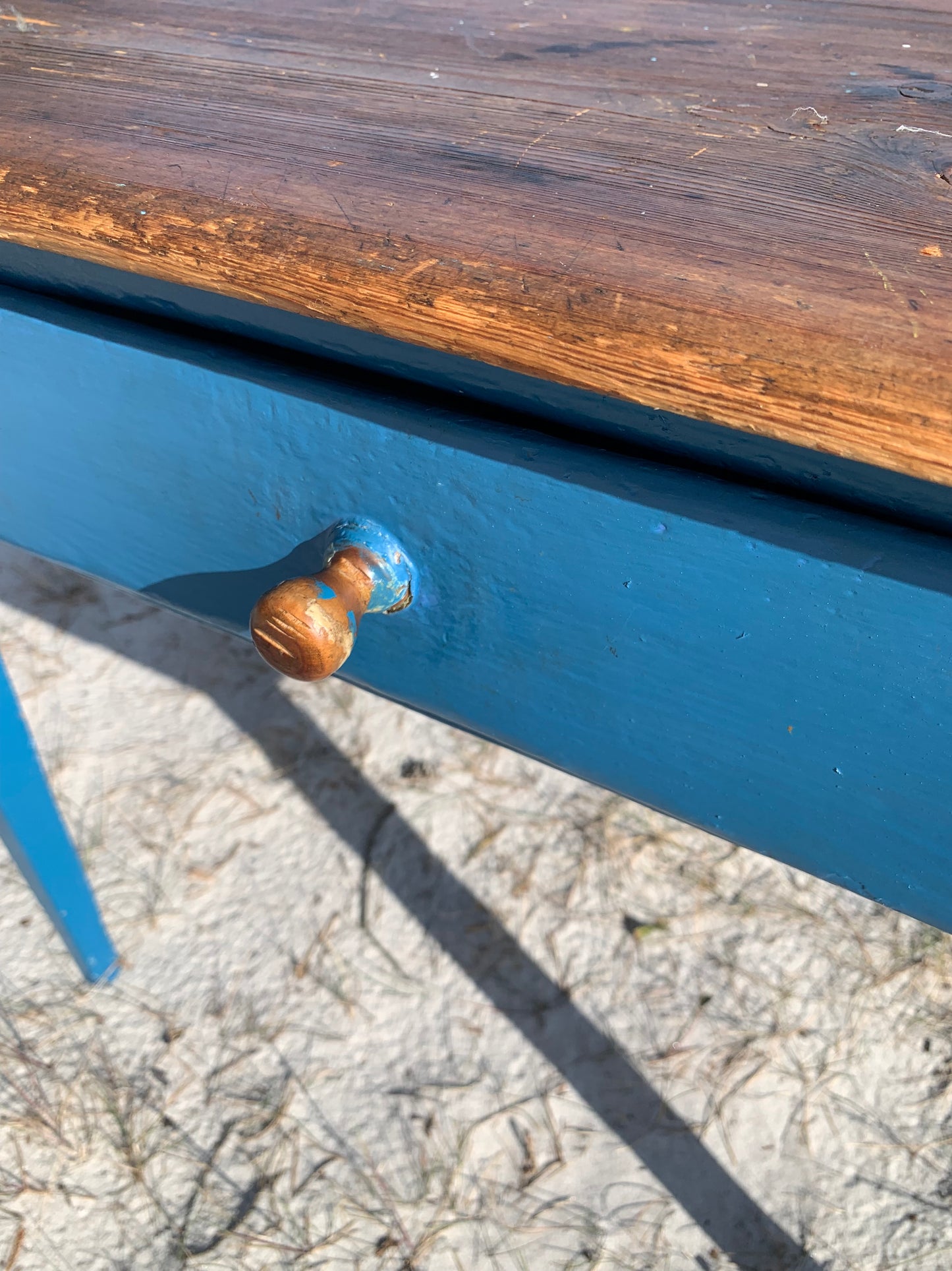 Gammelt bord med fine detaljer