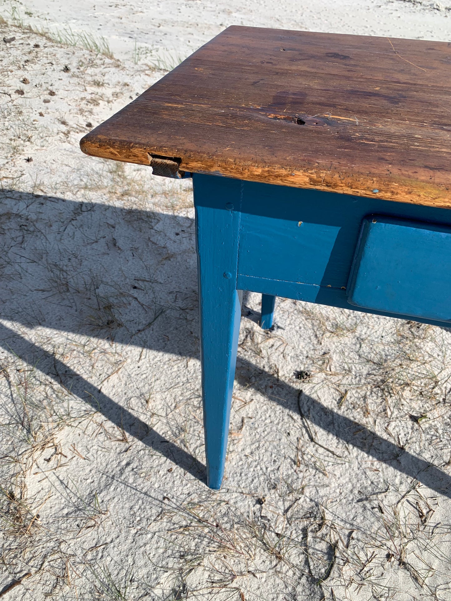 Gammelt bord med fine detaljer