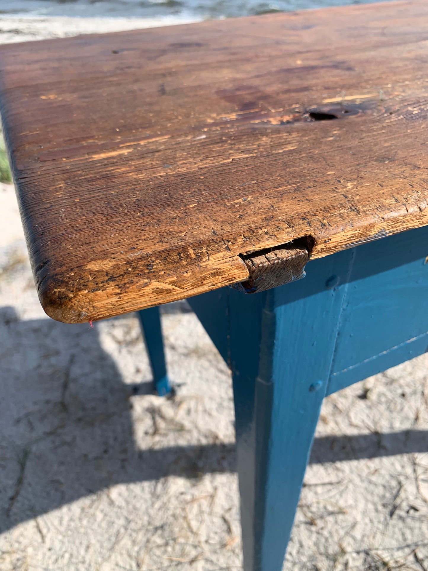 Gammelt bord med fine detaljer