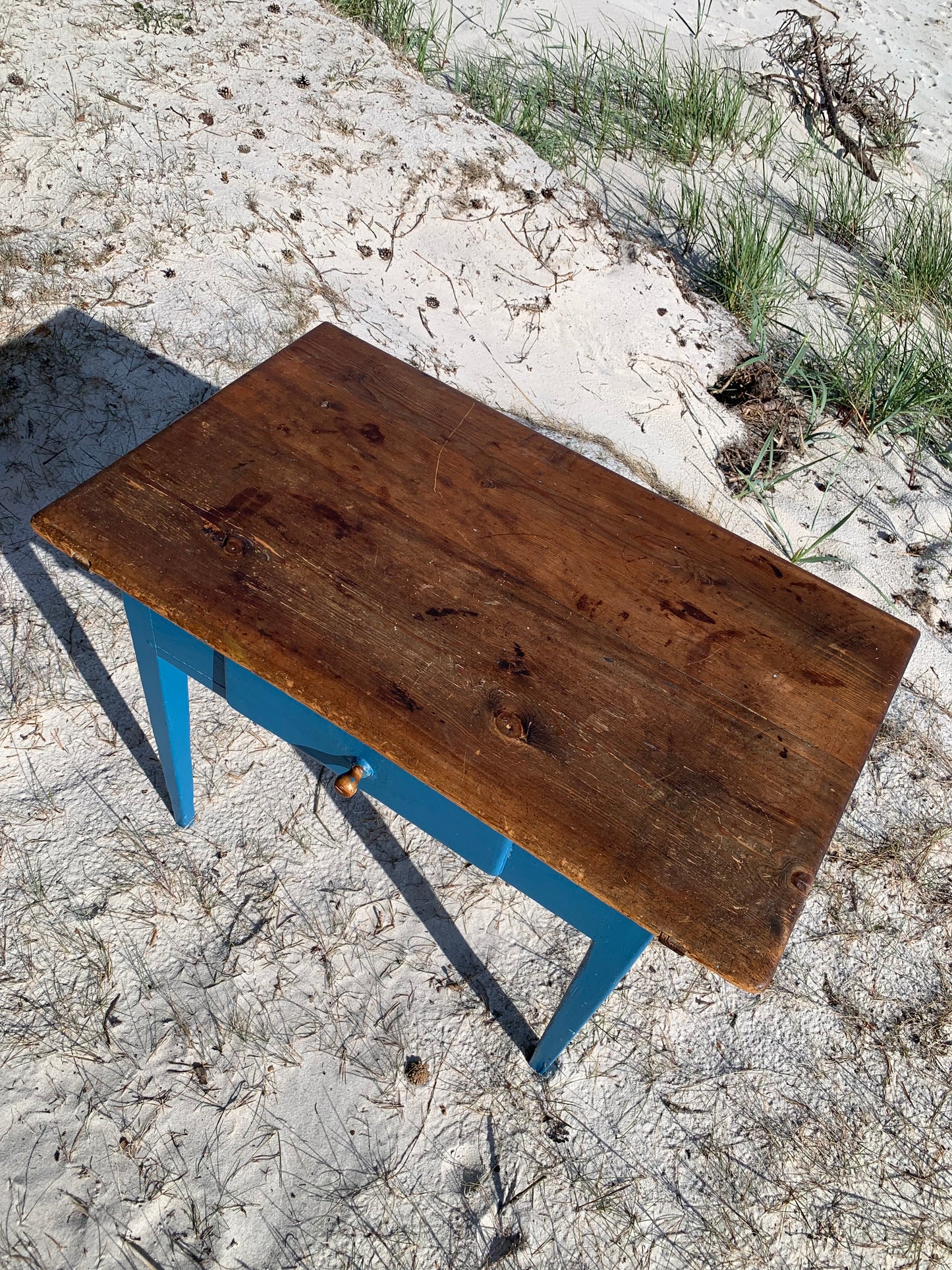 Gammelt bord med fine detaljer
