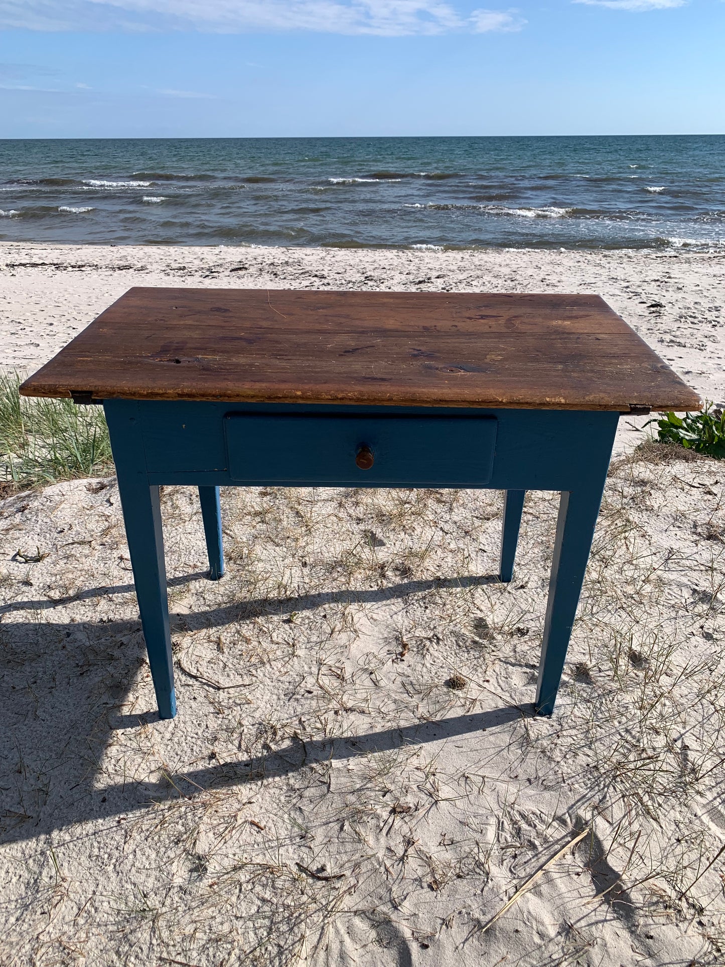 Gammelt bord med fine detaljer