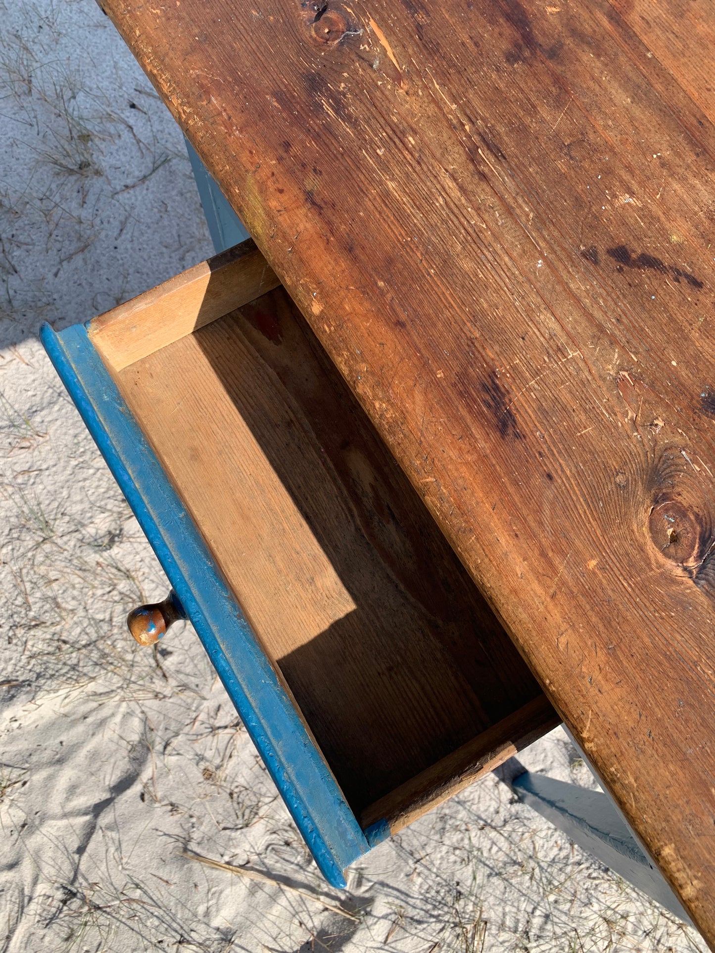 Gammelt bord med fine detaljer