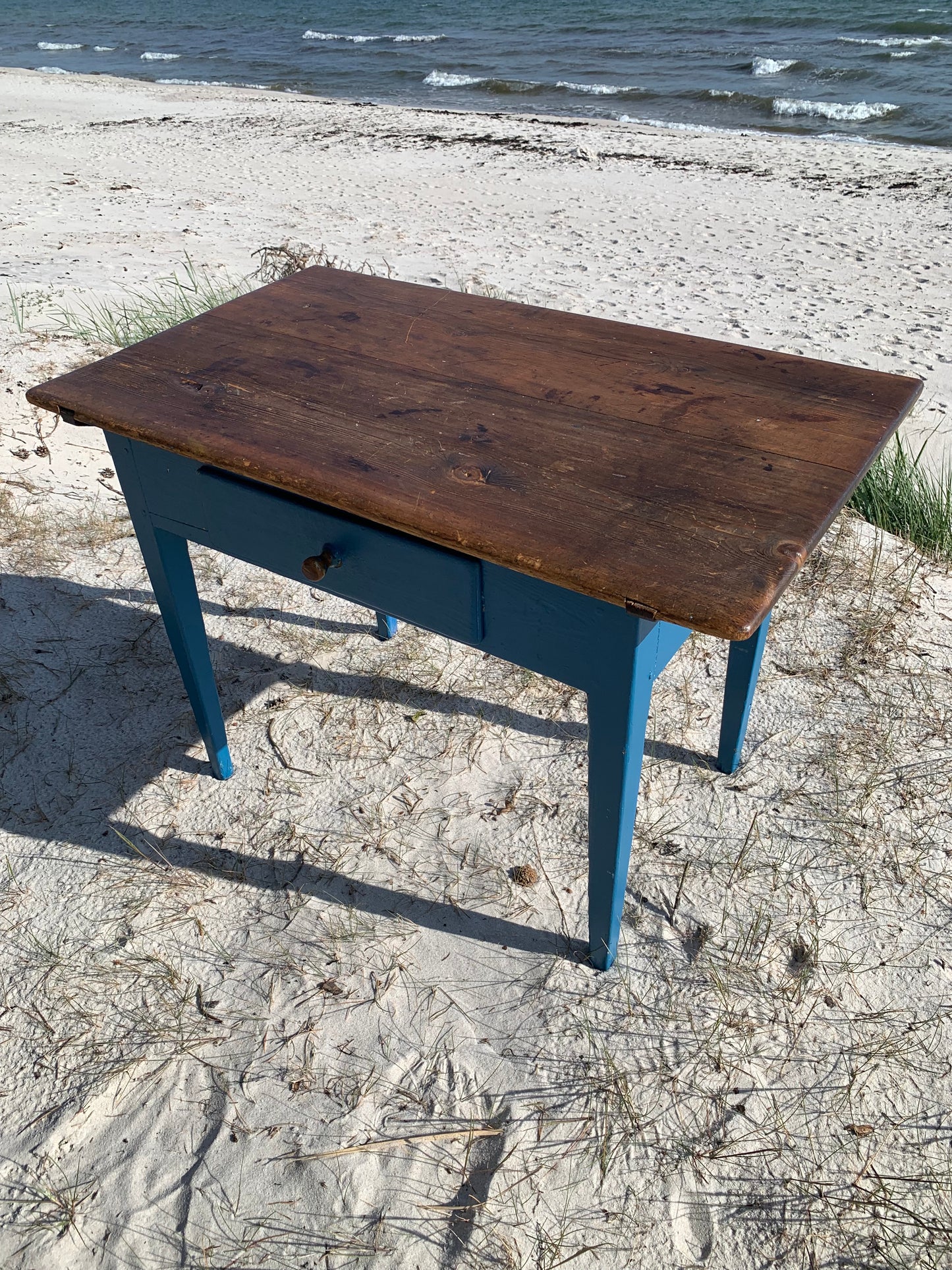 Gammelt bord med fine detaljer