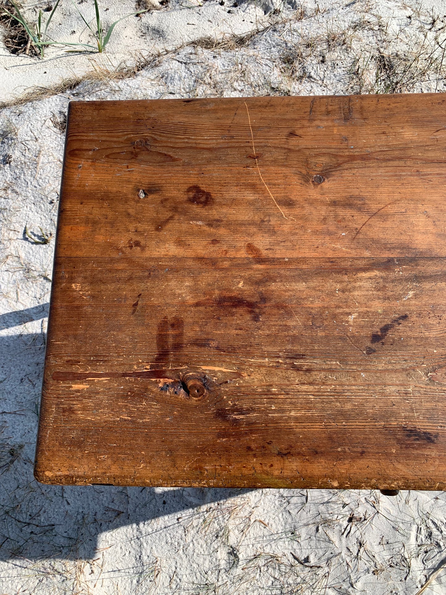 Gammelt bord med fine detaljer