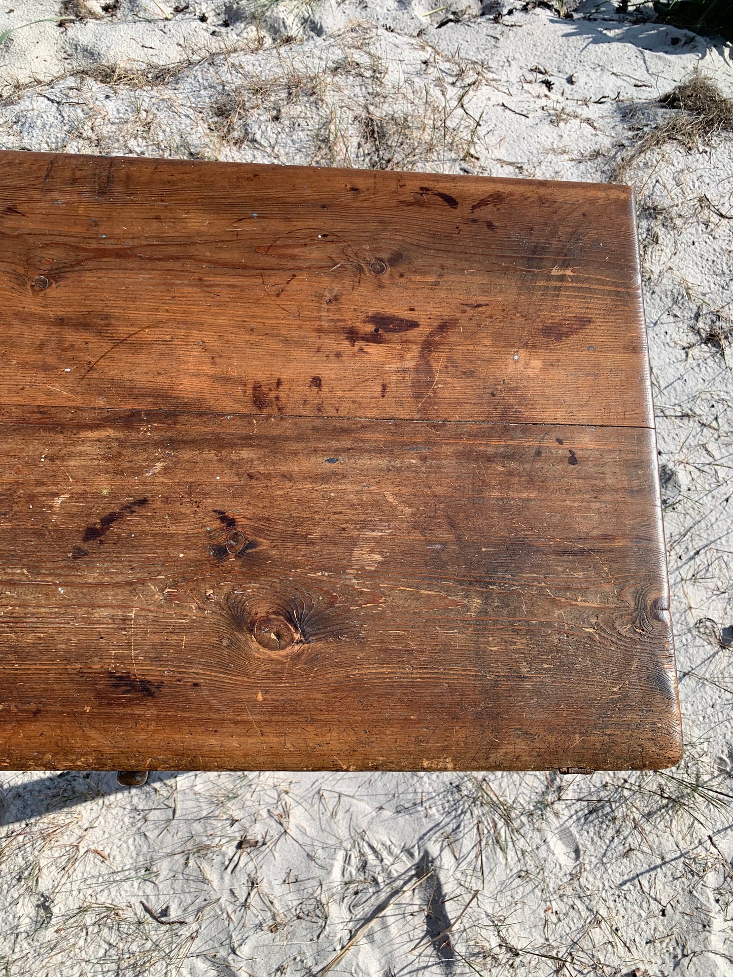 Gammelt bord med fine detaljer