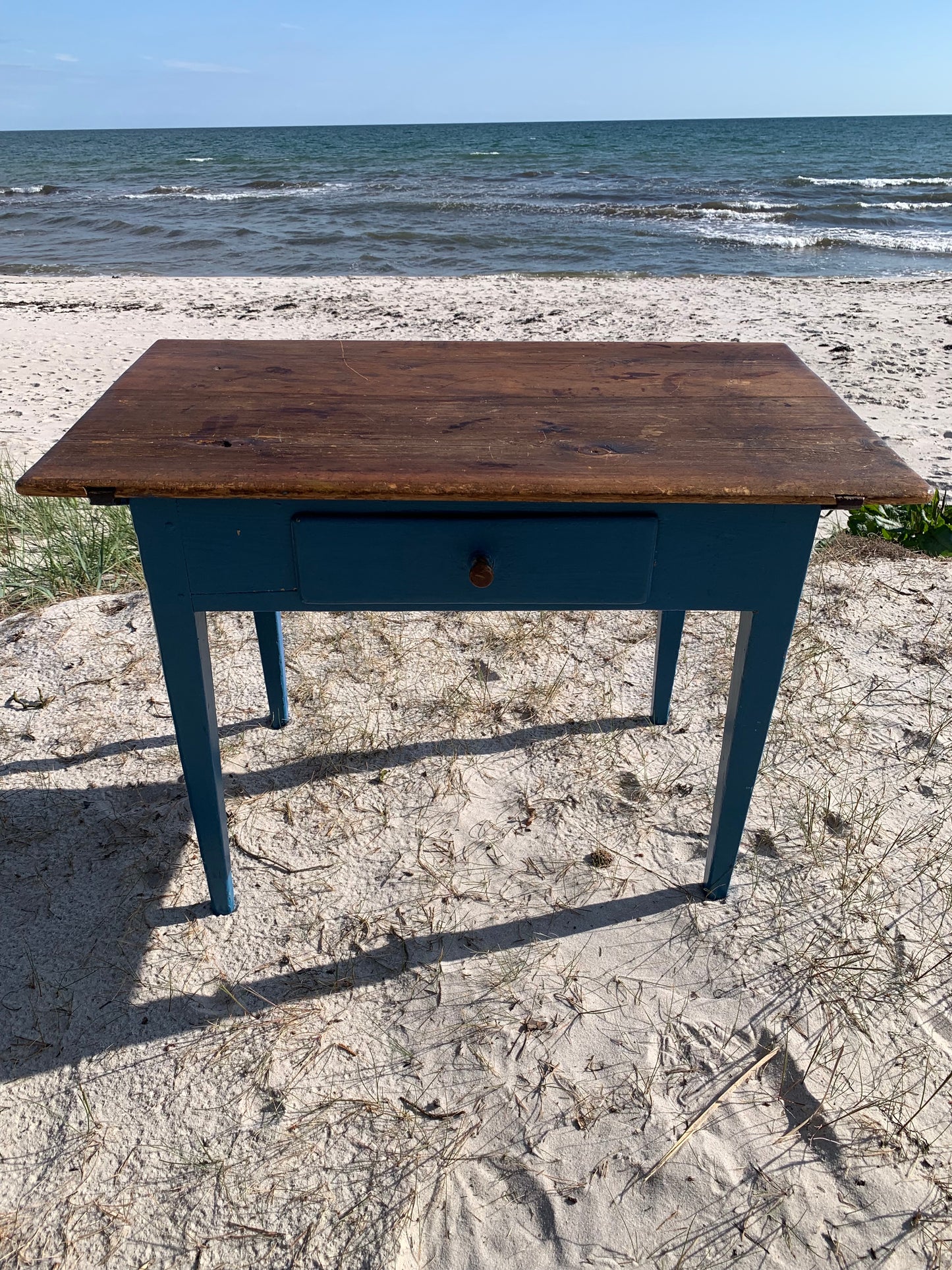 Gammelt bord med fine detaljer