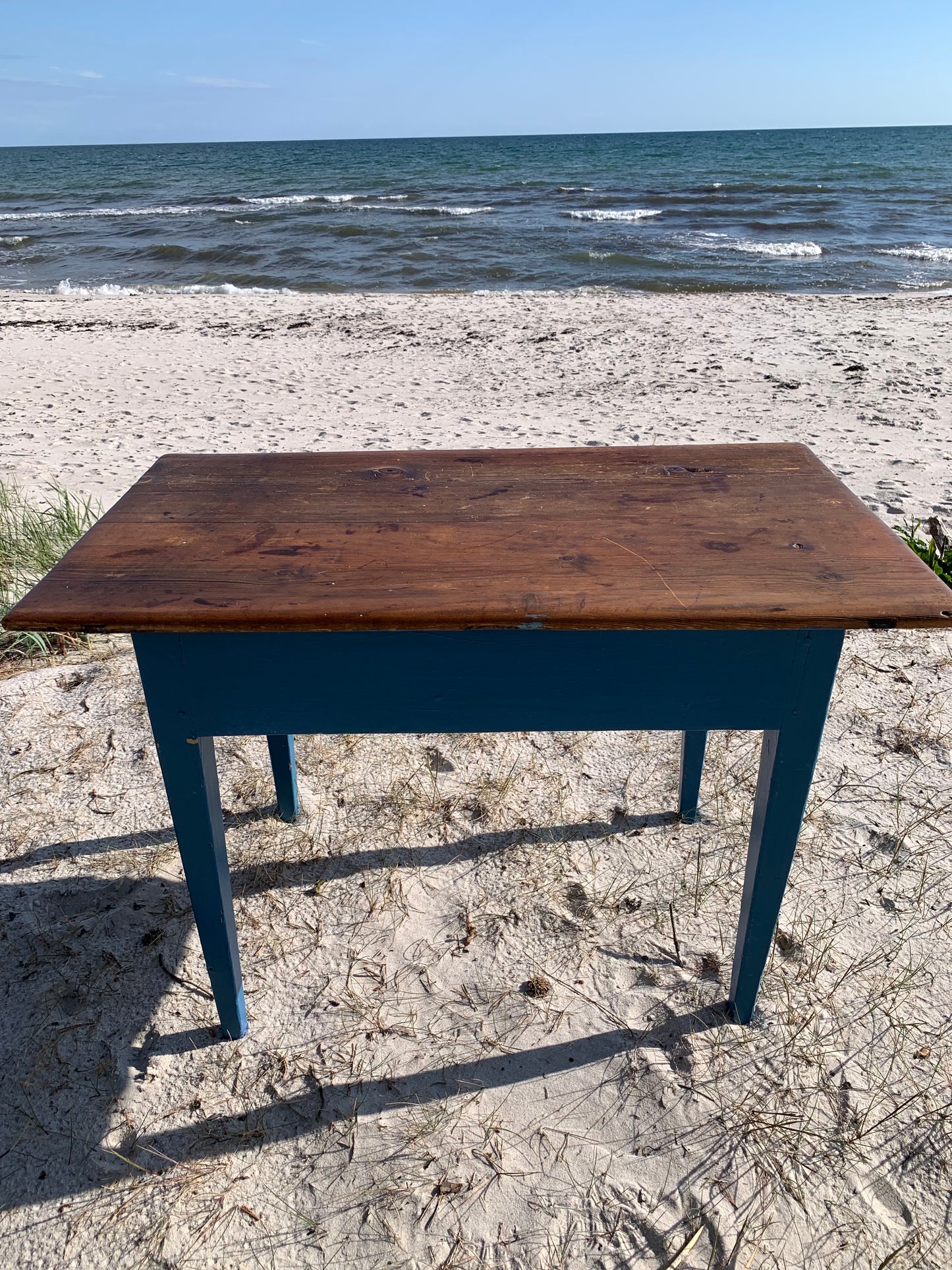 Gammelt bord med fine detaljer