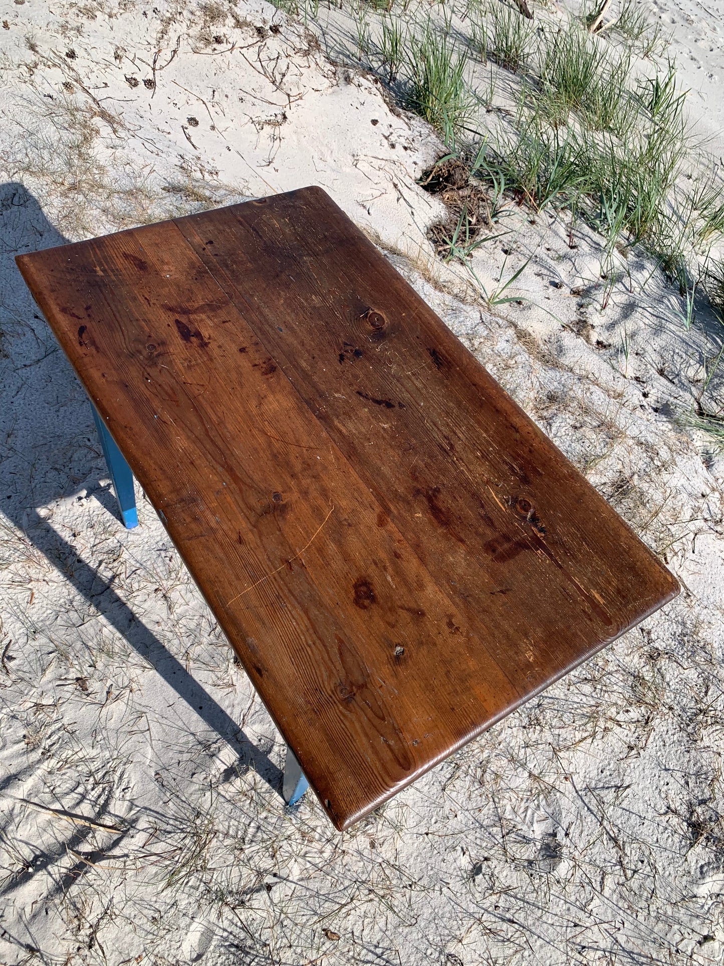 Gammelt bord med fine detaljer