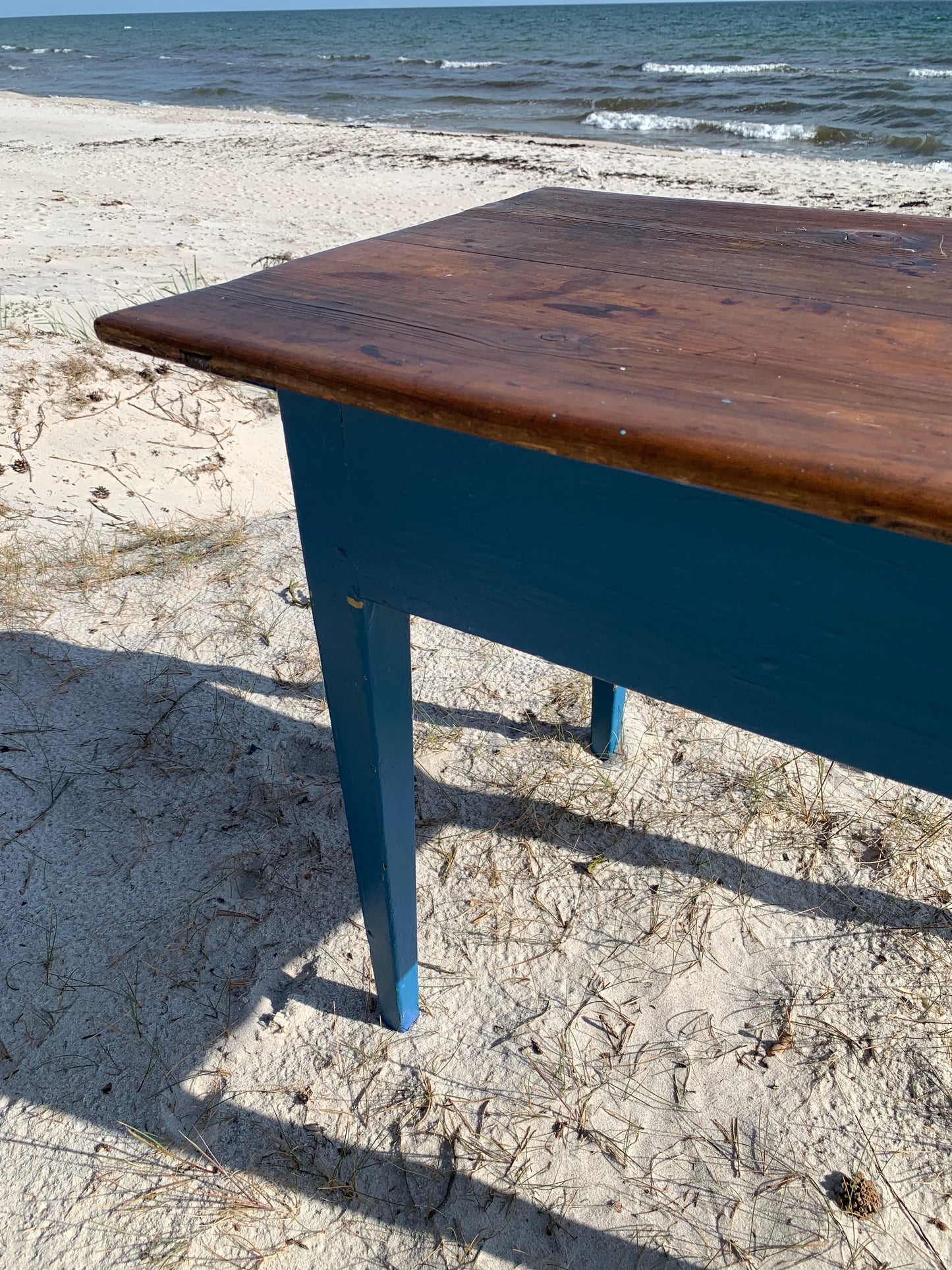 Gammelt bord med fine detaljer