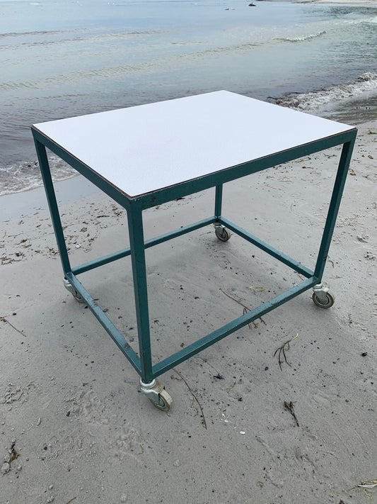 Industrielt bord med hjul