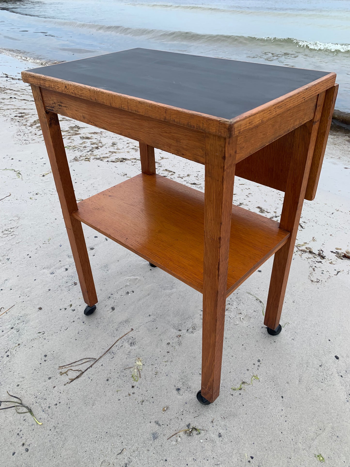Klapbord med hjul og mange detaljer