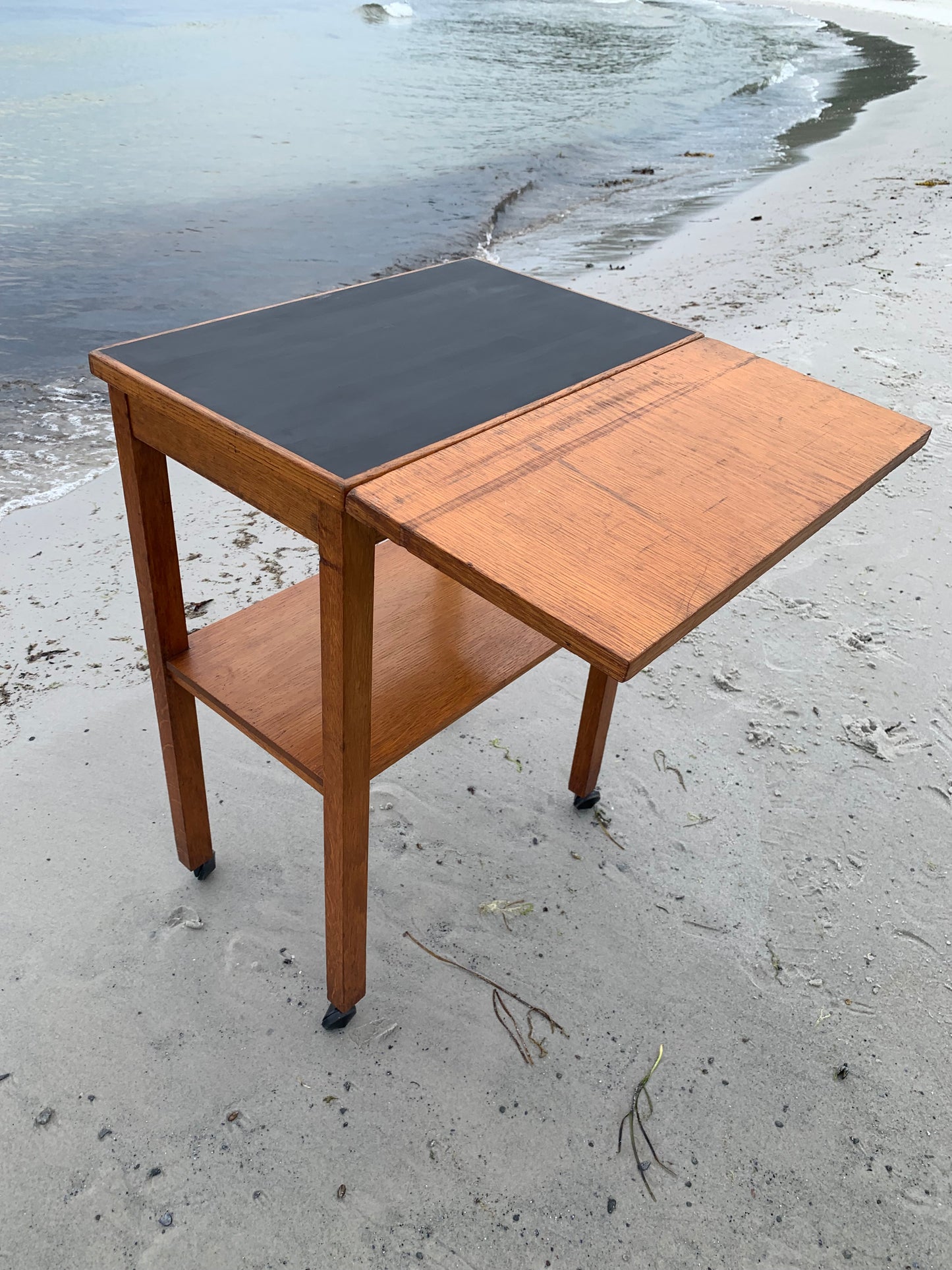 Klapbord med hjul og mange detaljer