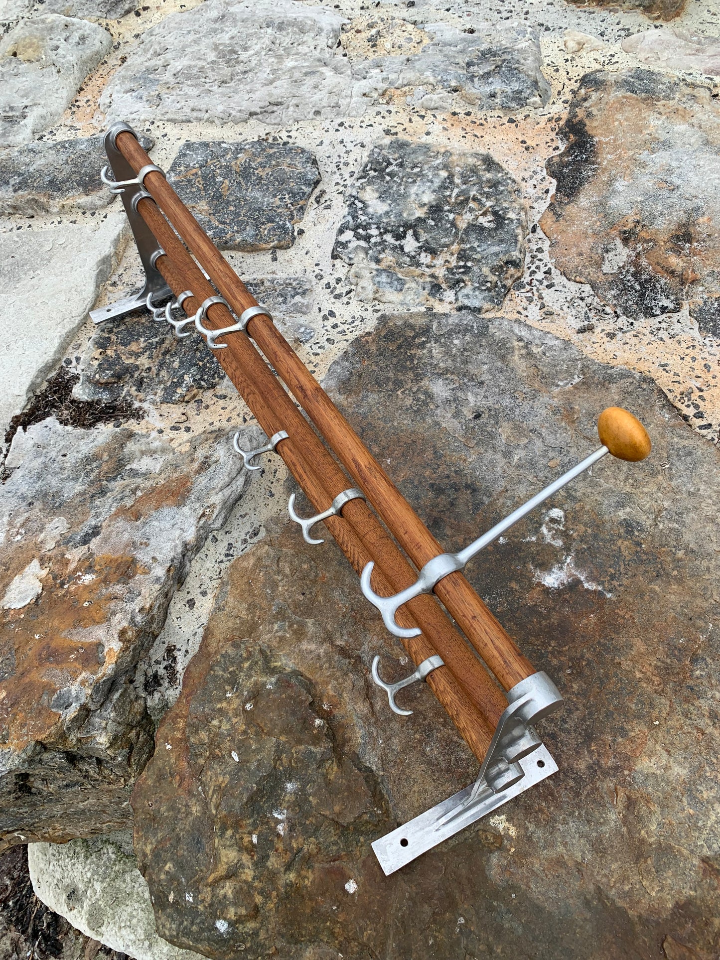 Hylde med hatteknage - Designet af Gunnar Bolin i 1937