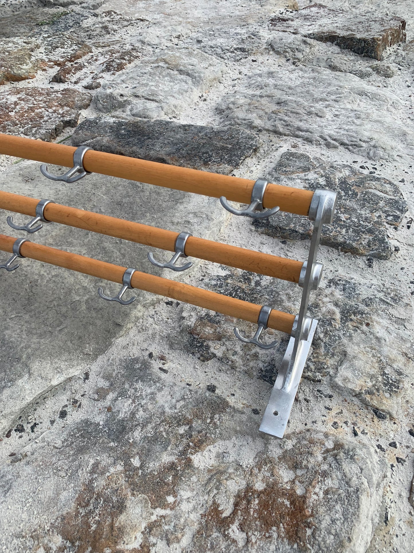 Hylde med hatteknage - Designet af Gunnar Bolin i 1937