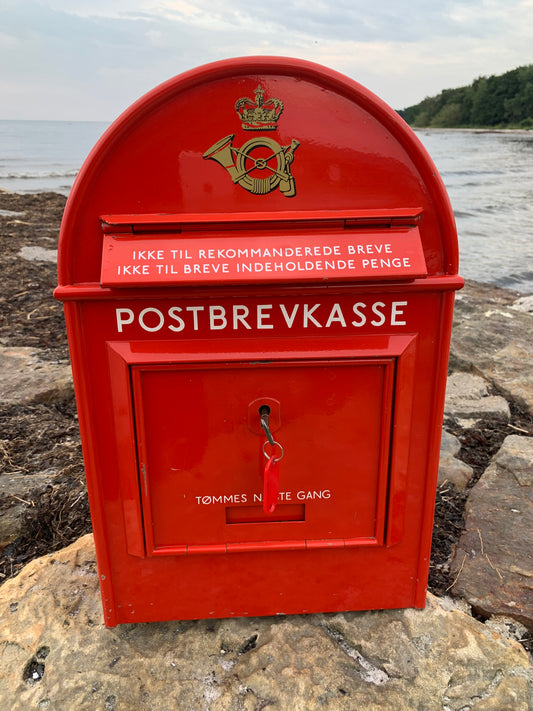 Postkasse - Rød dansk klassiker