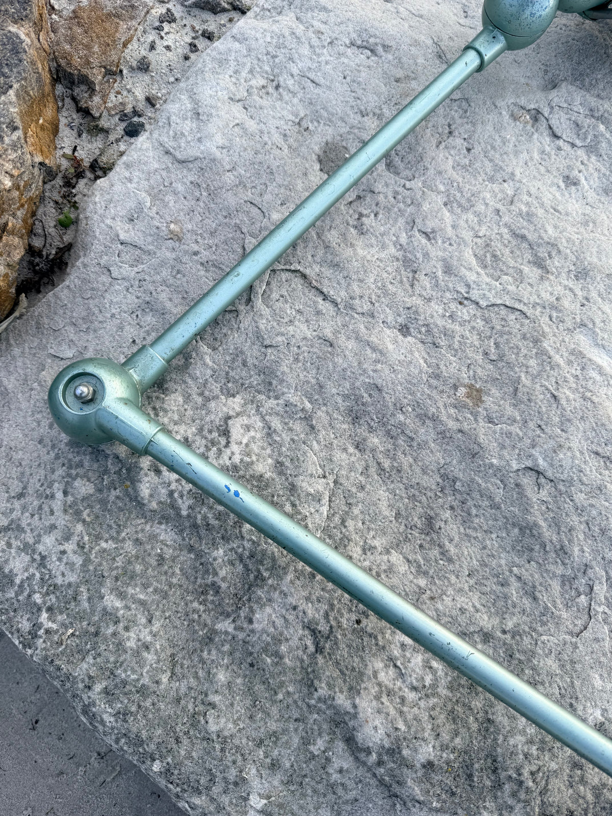 Jieldé med to arme og bordbeslag