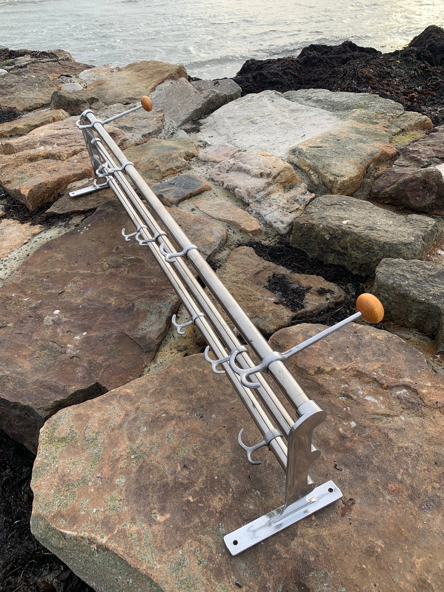 Hylde med 2 hatteknager - Designet af Gunnar Bolin i 1937