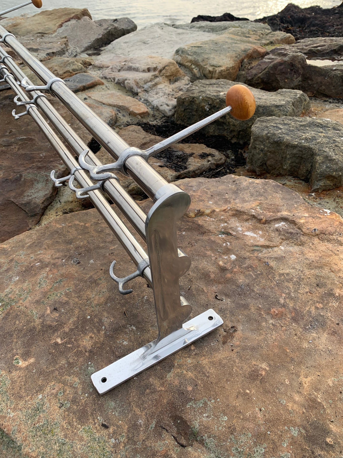 Hylde med 2 hatteknager - Designet af Gunnar Bolin i 1937