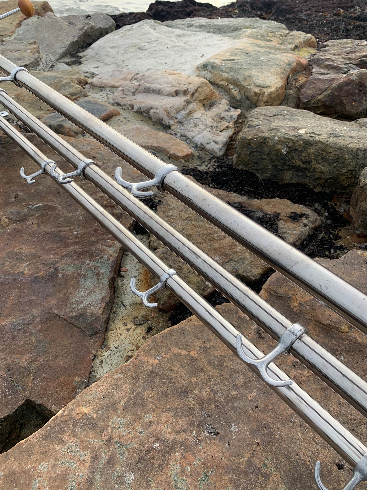 Hylde med 2 hatteknager - Designet af Gunnar Bolin i 1937