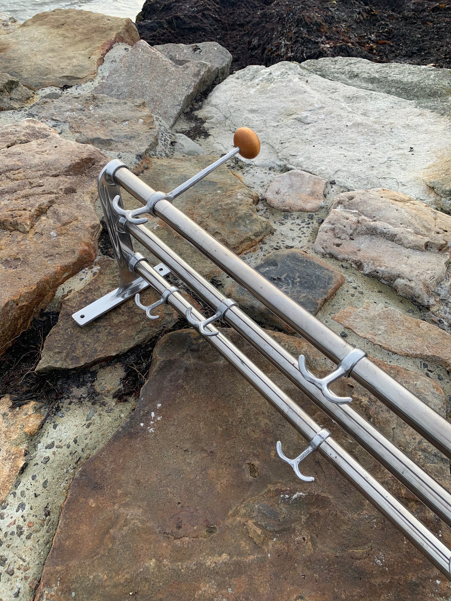 Hylde med 2 hatteknager - Designet af Gunnar Bolin i 1937