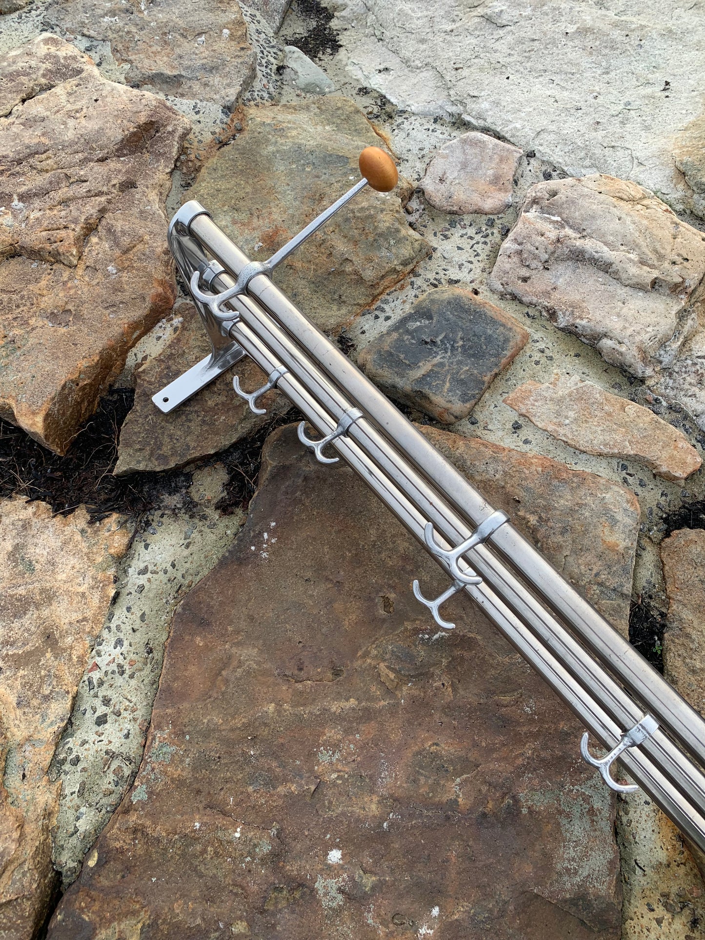 Hylde med 2 hatteknager - Designet af Gunnar Bolin i 1937