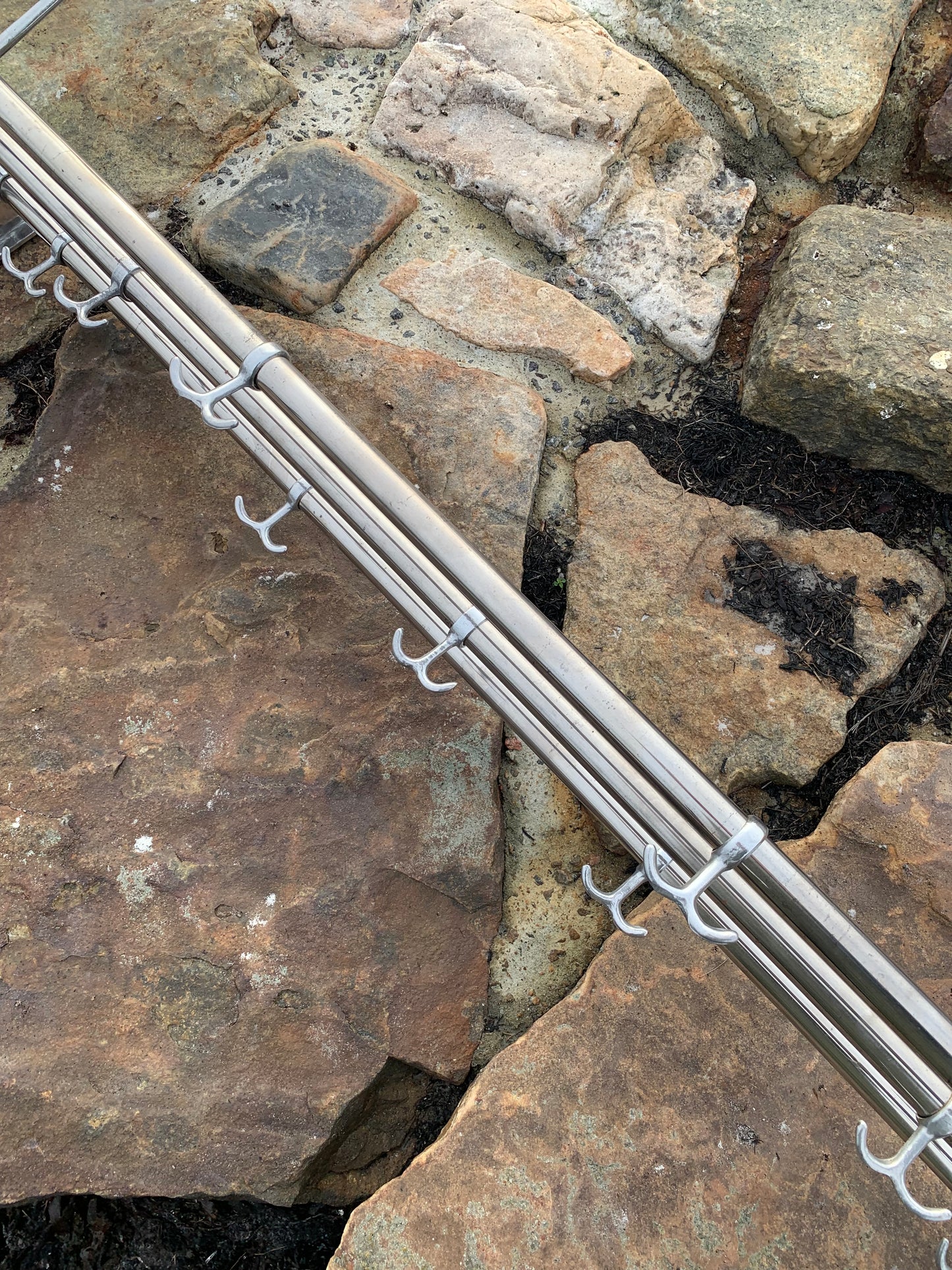 Hylde med 2 hatteknager - Designet af Gunnar Bolin i 1937