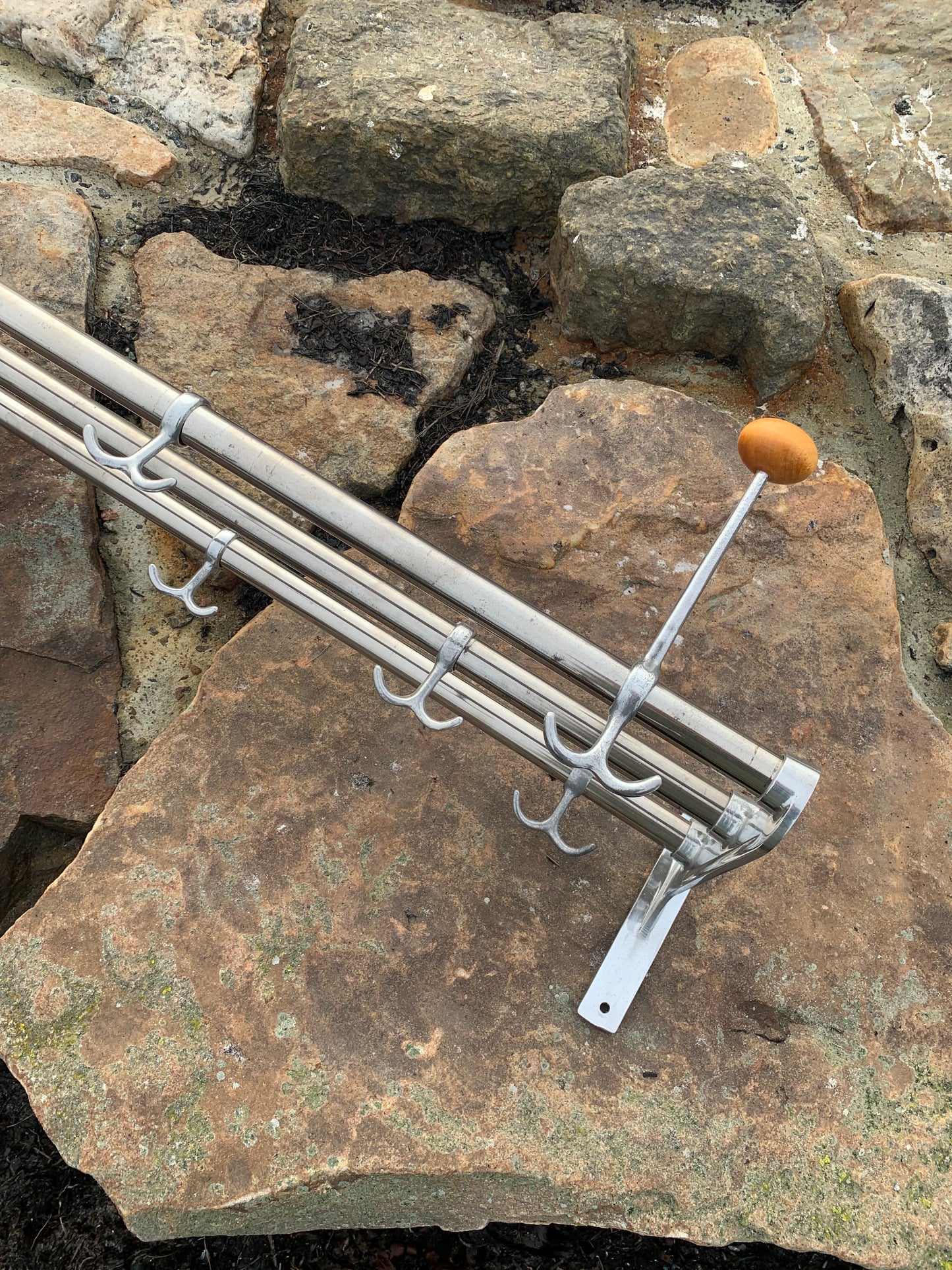 Hylde med 2 hatteknager - Designet af Gunnar Bolin i 1937