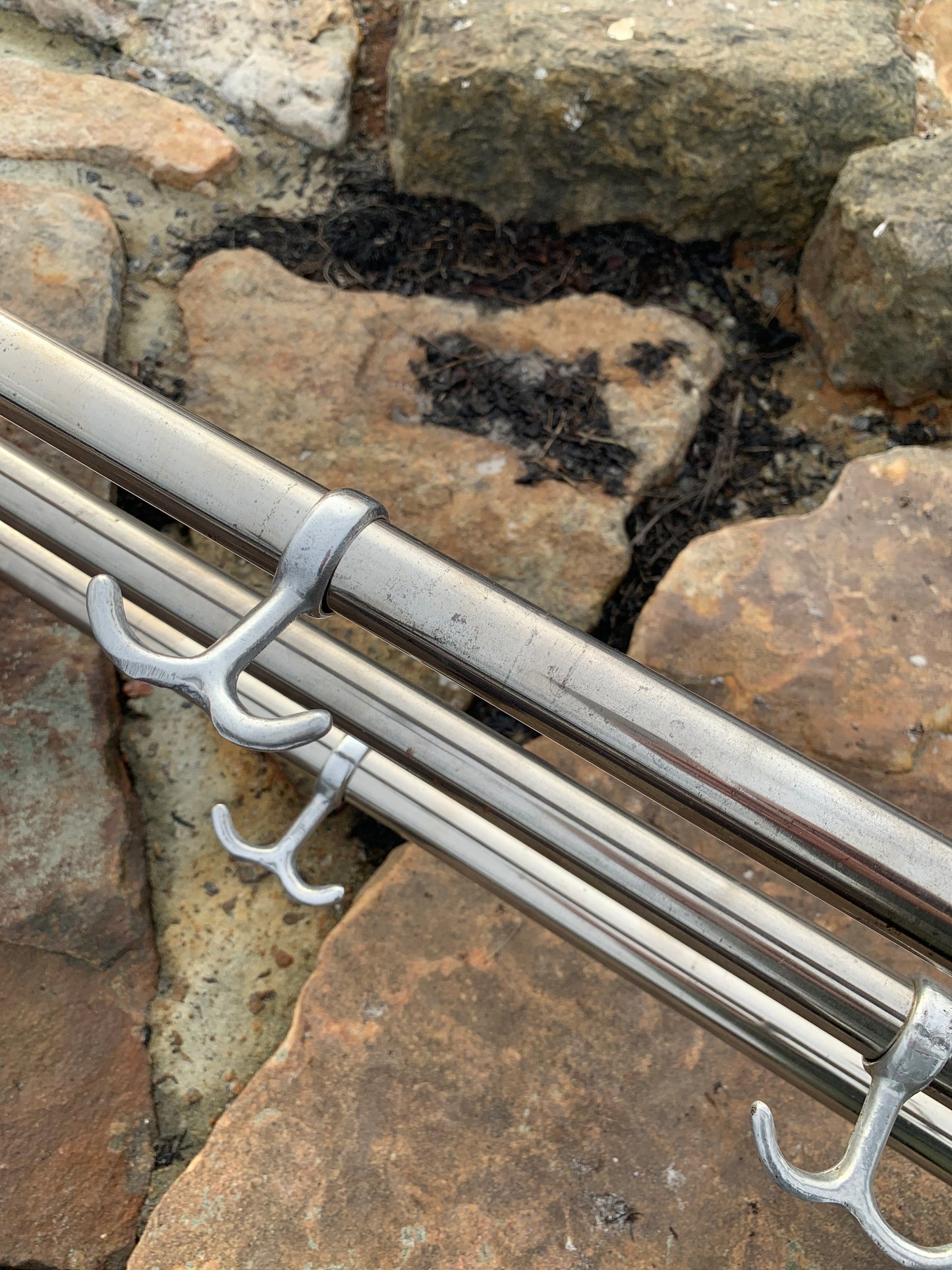 Hylde med 2 hatteknager - Designet af Gunnar Bolin i 1937