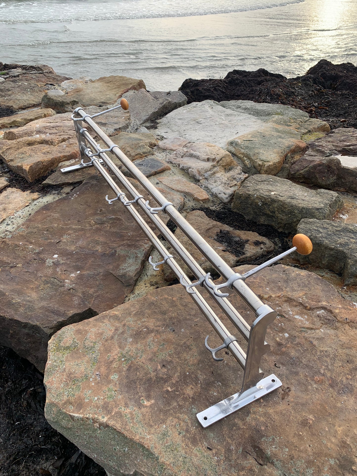 Hylde med 2 hatteknager - Designet af Gunnar Bolin i 1937