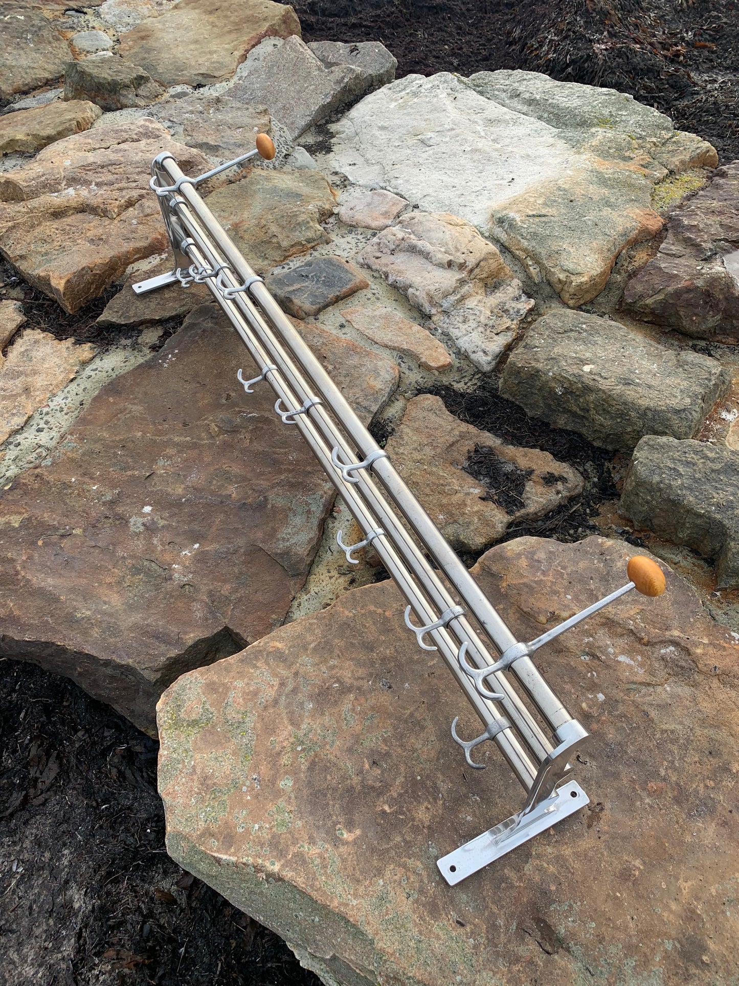 Hylde med 2 hatteknager - Designet af Gunnar Bolin i 1937