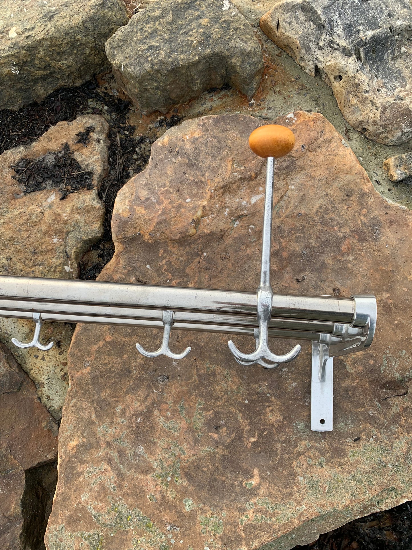 Hylde med 2 hatteknager - Designet af Gunnar Bolin i 1937