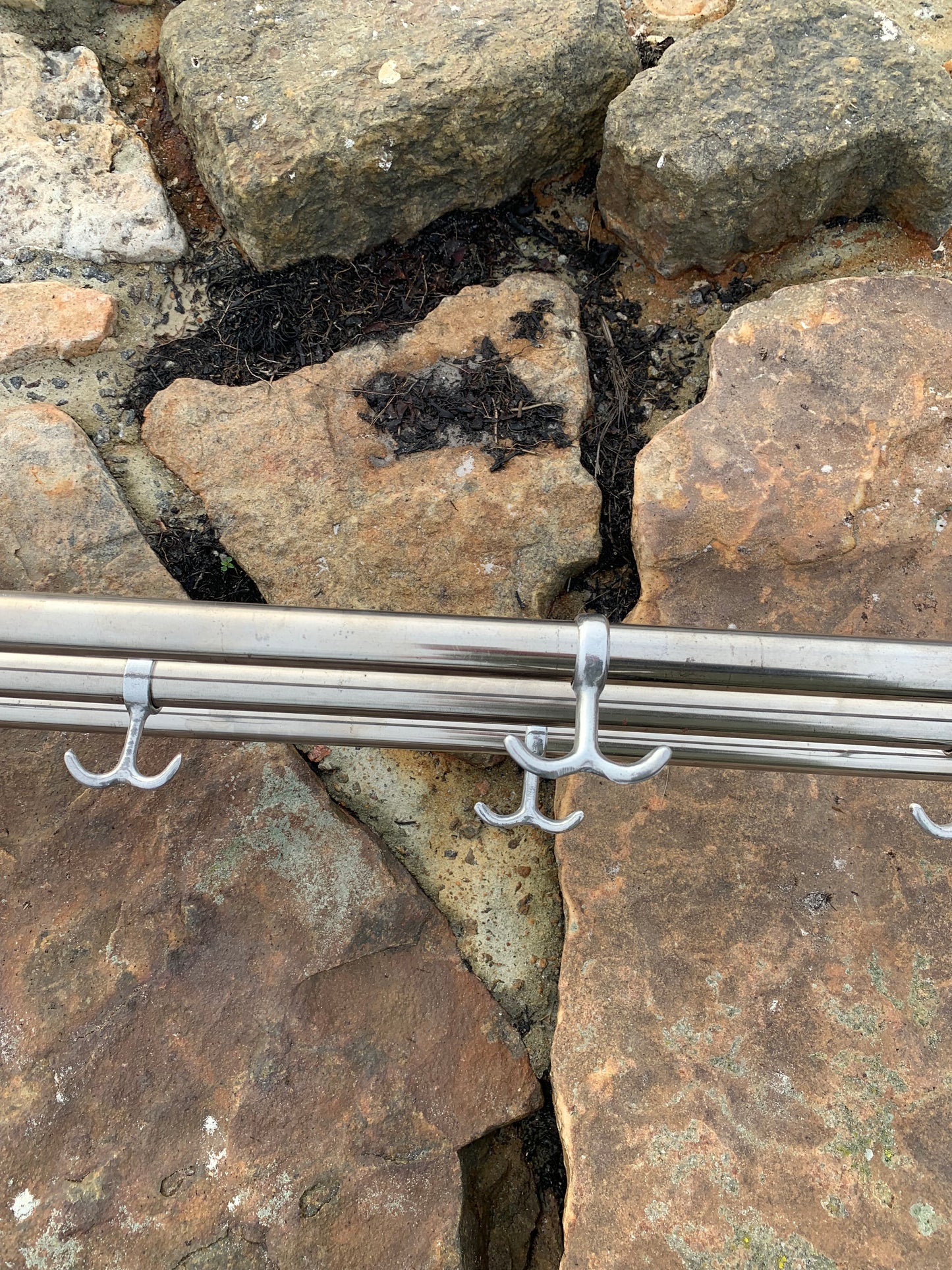 Hylde med 2 hatteknager - Designet af Gunnar Bolin i 1937