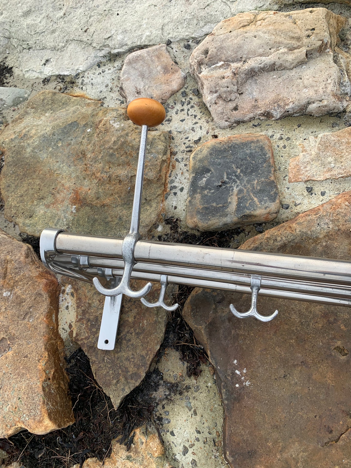 Hylde med 2 hatteknager - Designet af Gunnar Bolin i 1937