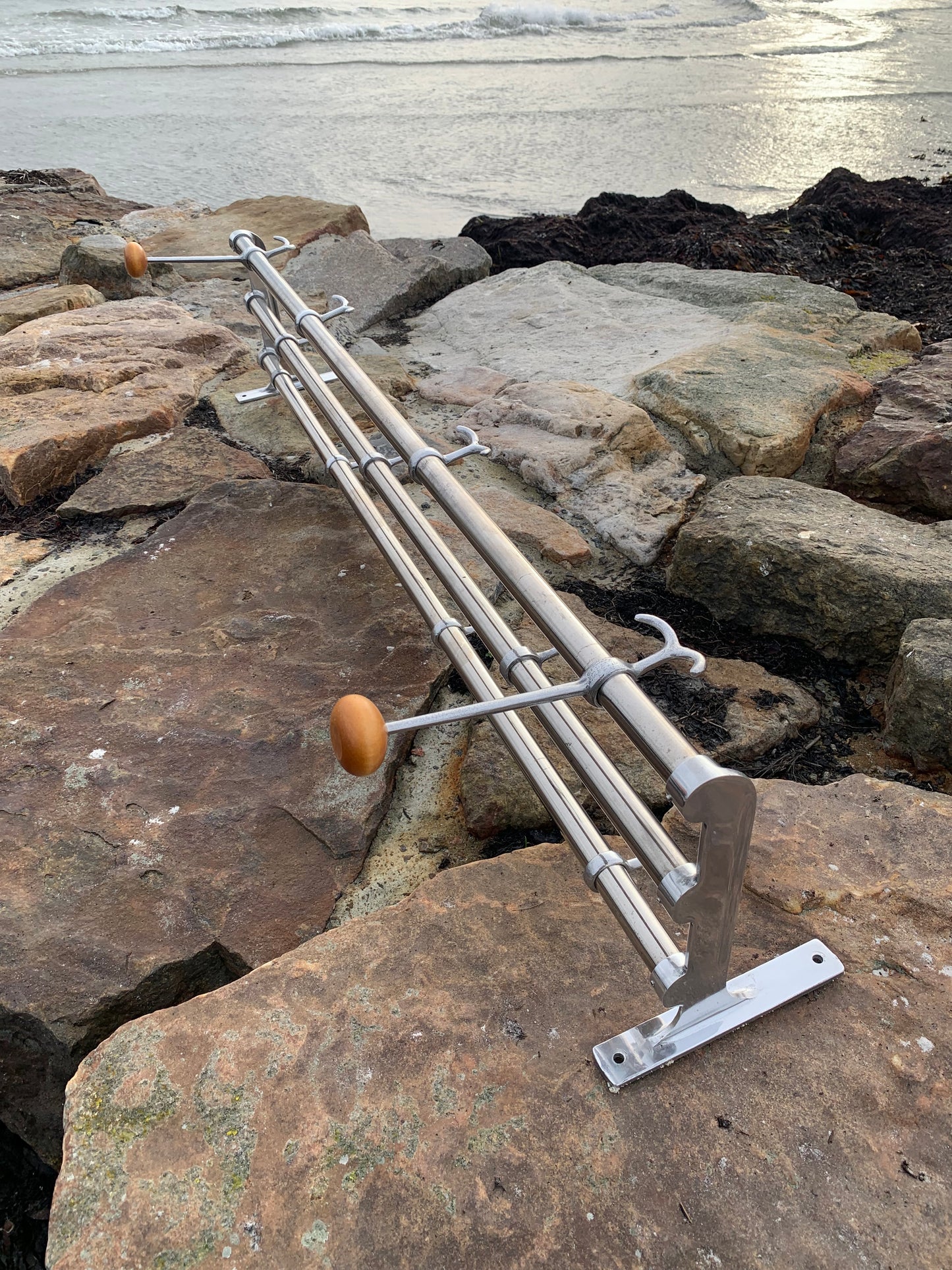 Hylde med 2 hatteknager - Designet af Gunnar Bolin i 1937