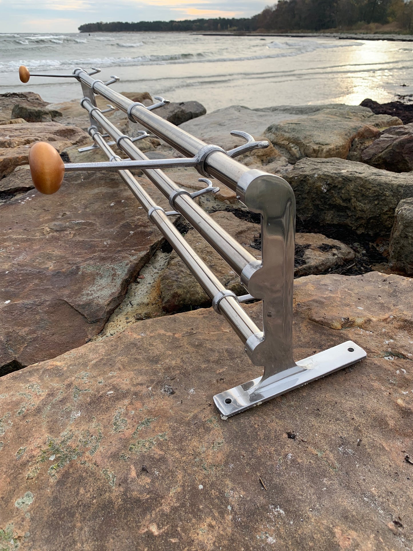 Hylde med 2 hatteknager - Designet af Gunnar Bolin i 1937