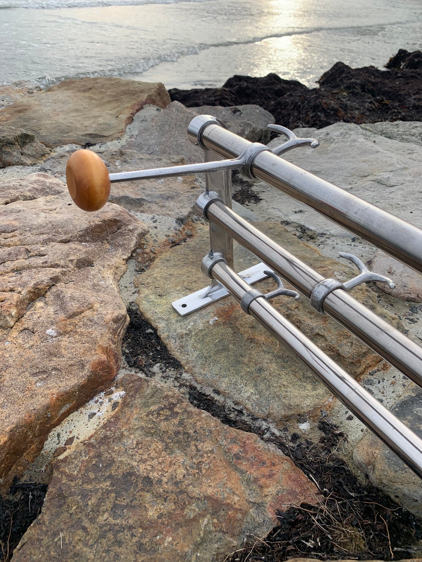 Hylde med 2 hatteknager - Designet af Gunnar Bolin i 1937