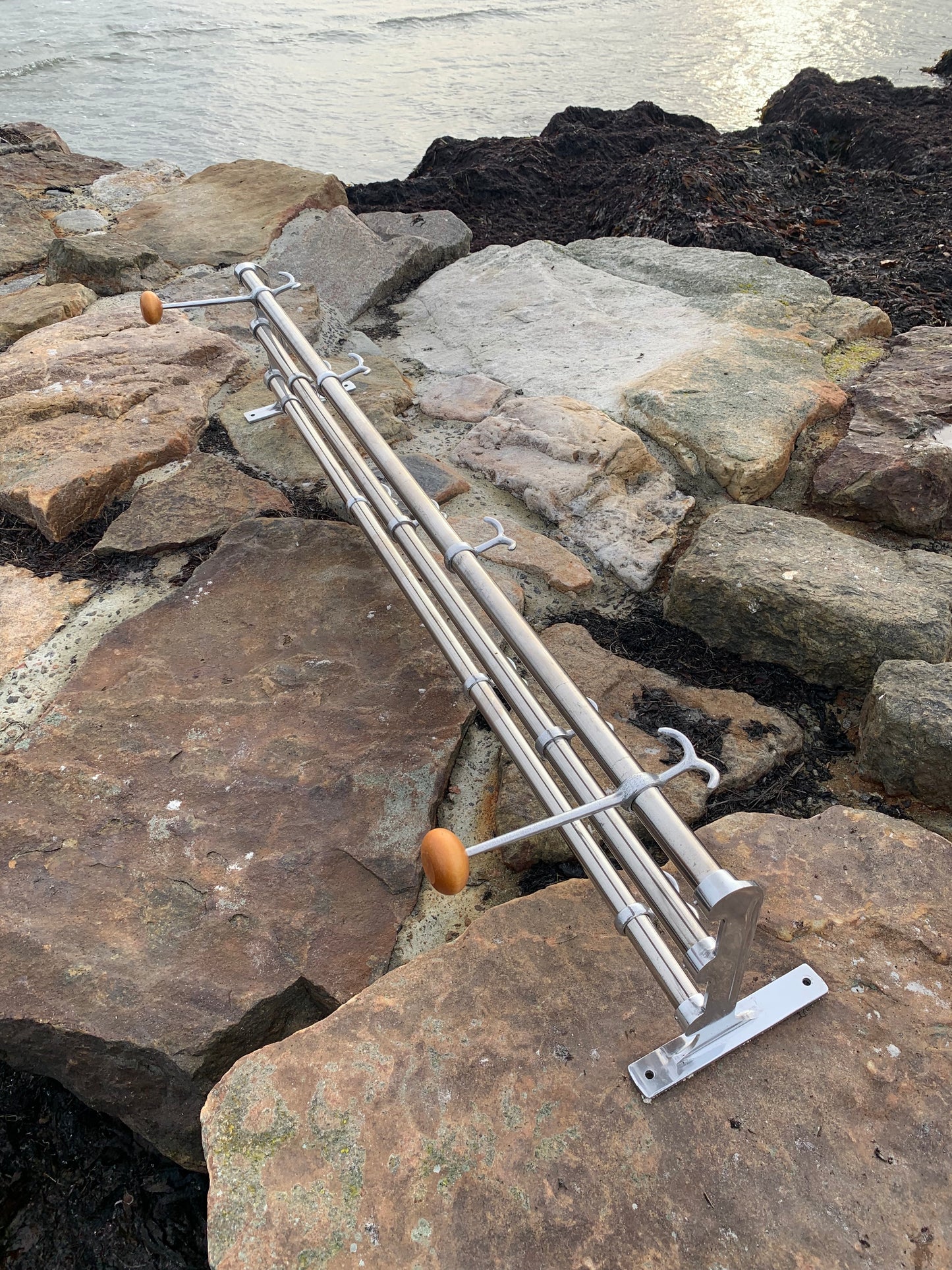 Hylde med 2 hatteknager - Designet af Gunnar Bolin i 1937