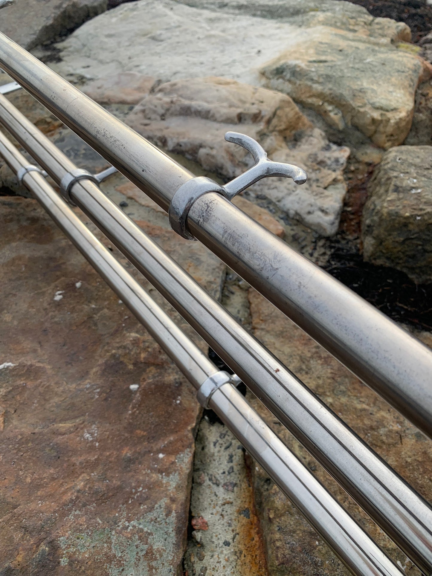 Hylde med 2 hatteknager - Designet af Gunnar Bolin i 1937