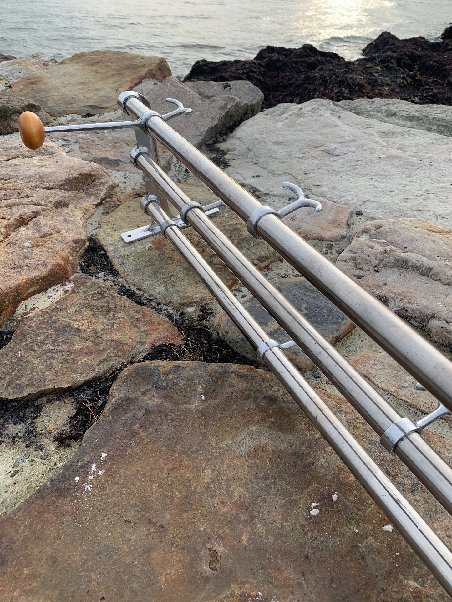 Hylde med 2 hatteknager - Designet af Gunnar Bolin i 1937