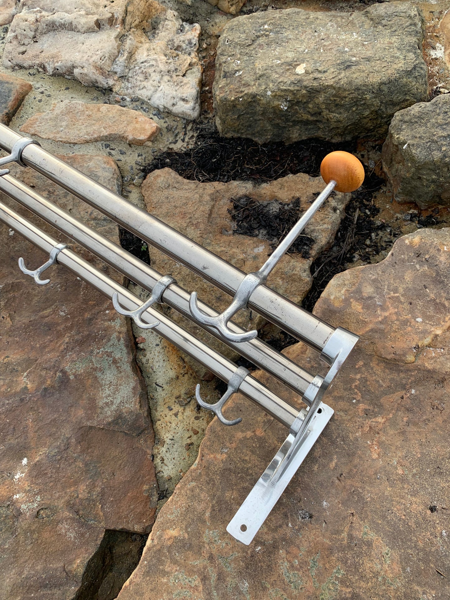 Hylde med 2 hatteknager - Designet af Gunnar Bolin i 1937