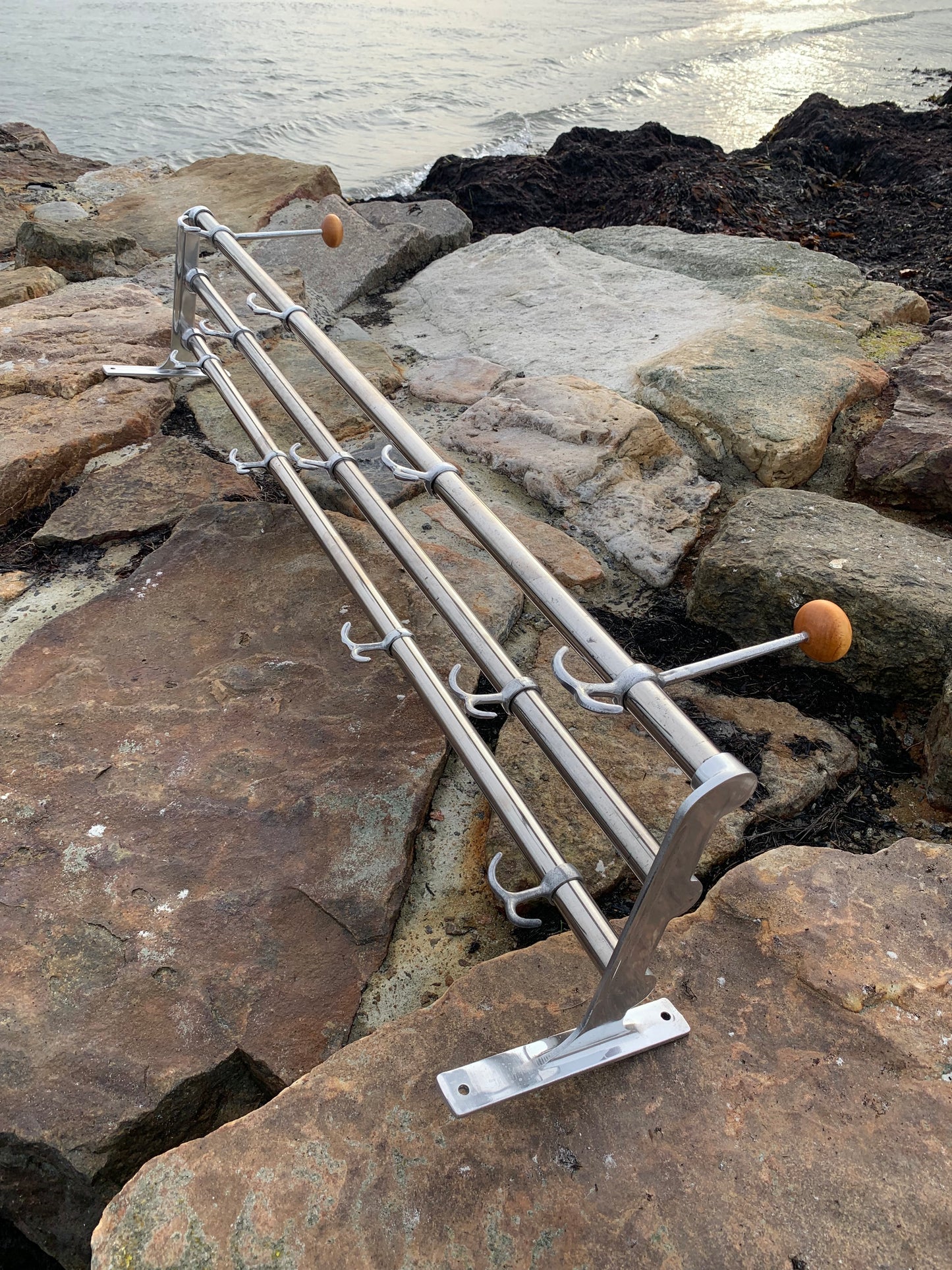 Hylde med 2 hatteknager - Designet af Gunnar Bolin i 1937