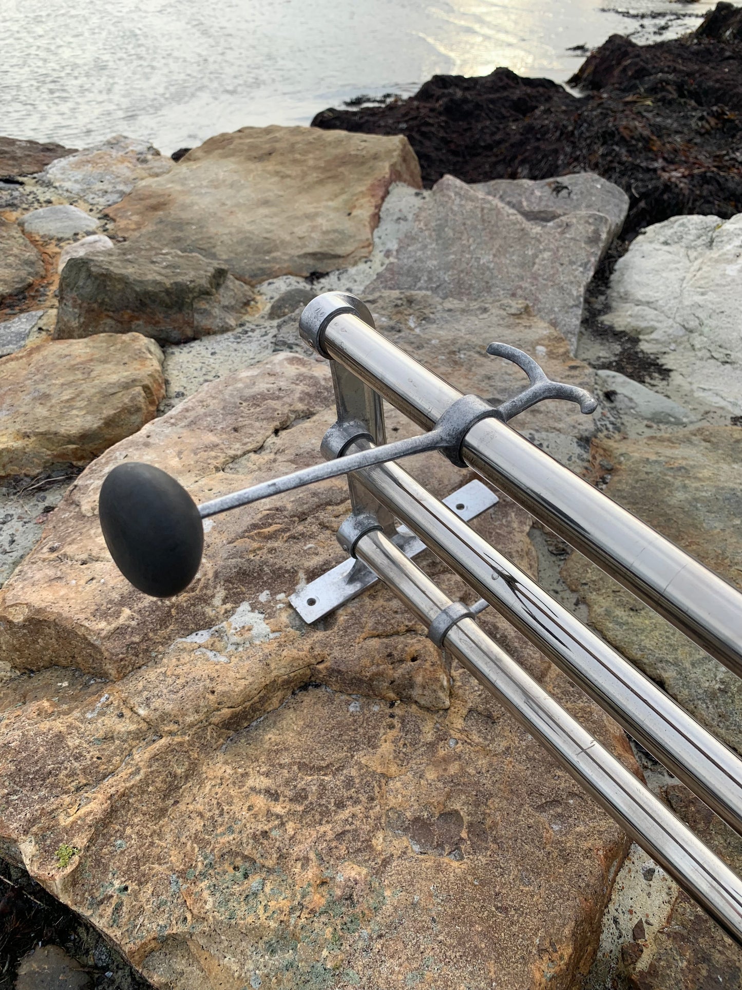 Hylde med hatteknage - Designet af Gunnar Bolin i 1937