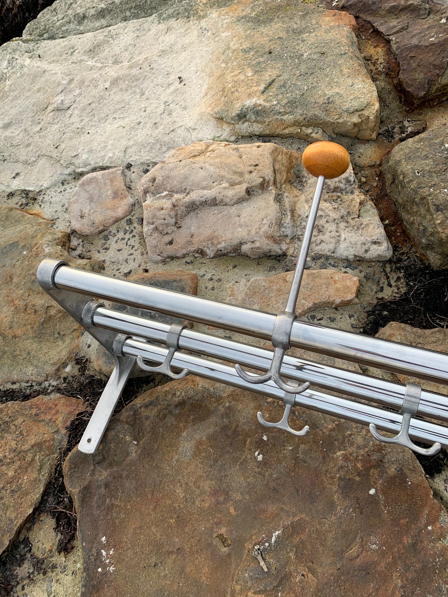 Hylde med hatteknage - Designet af Gunnar Bolin i 1937