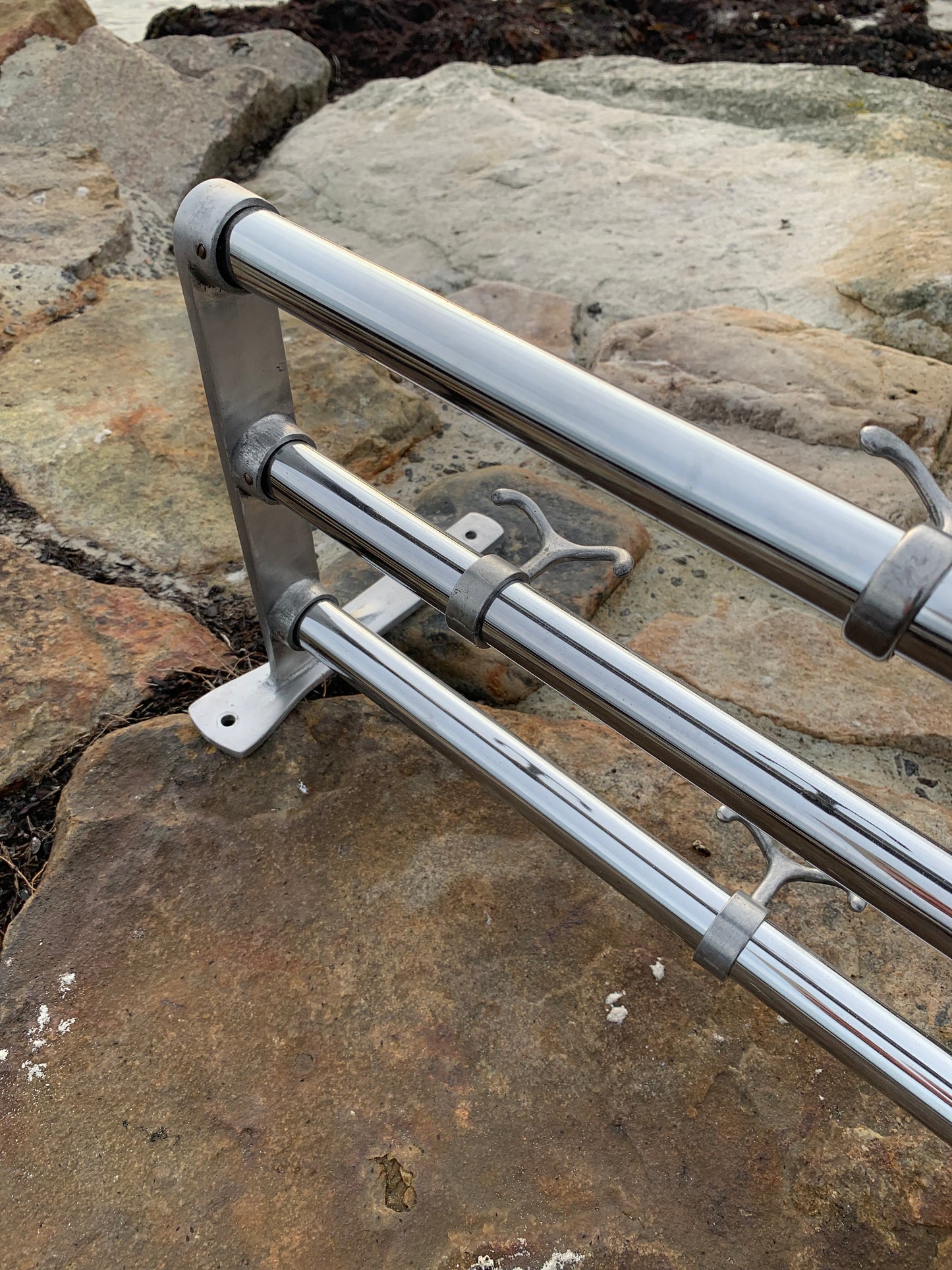 Hylde med hatteknage - Designet af Gunnar Bolin i 1937