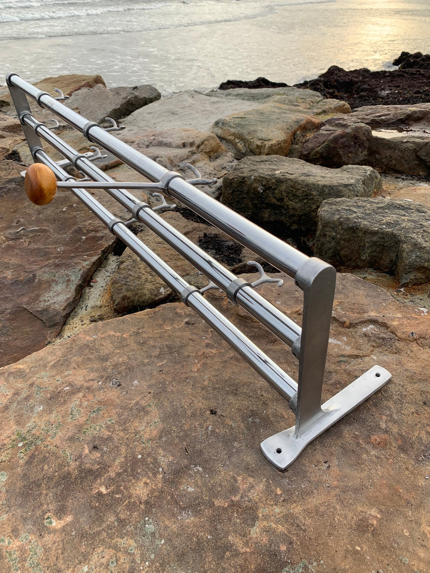 Hylde med hatteknage - Designet af Gunnar Bolin i 1937