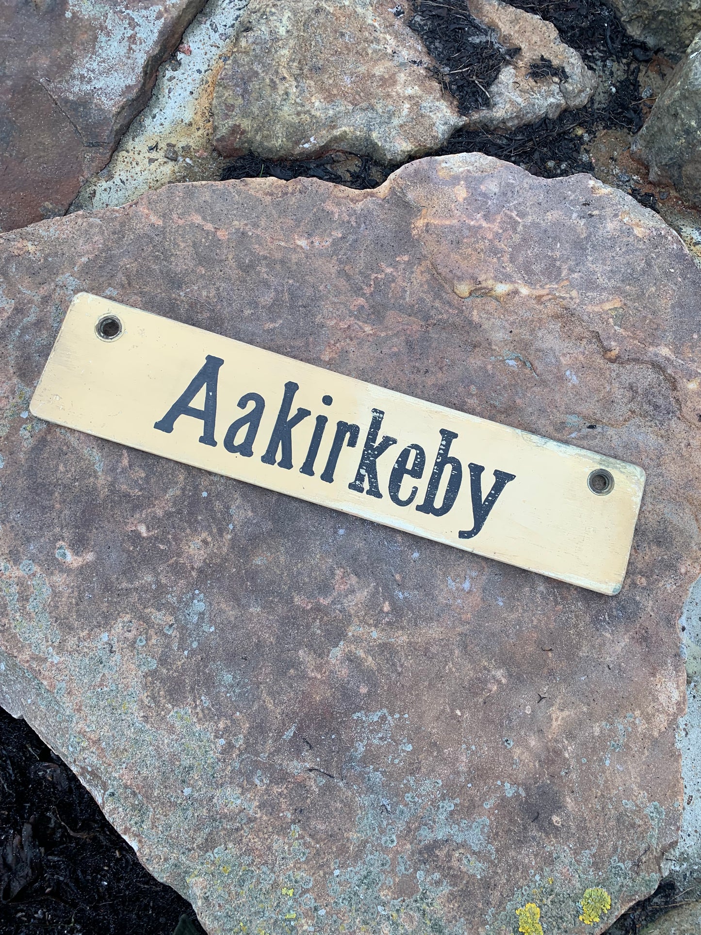 Gammelt bornholmsk skilt fra bus - Gudhjem/Aakrikeby