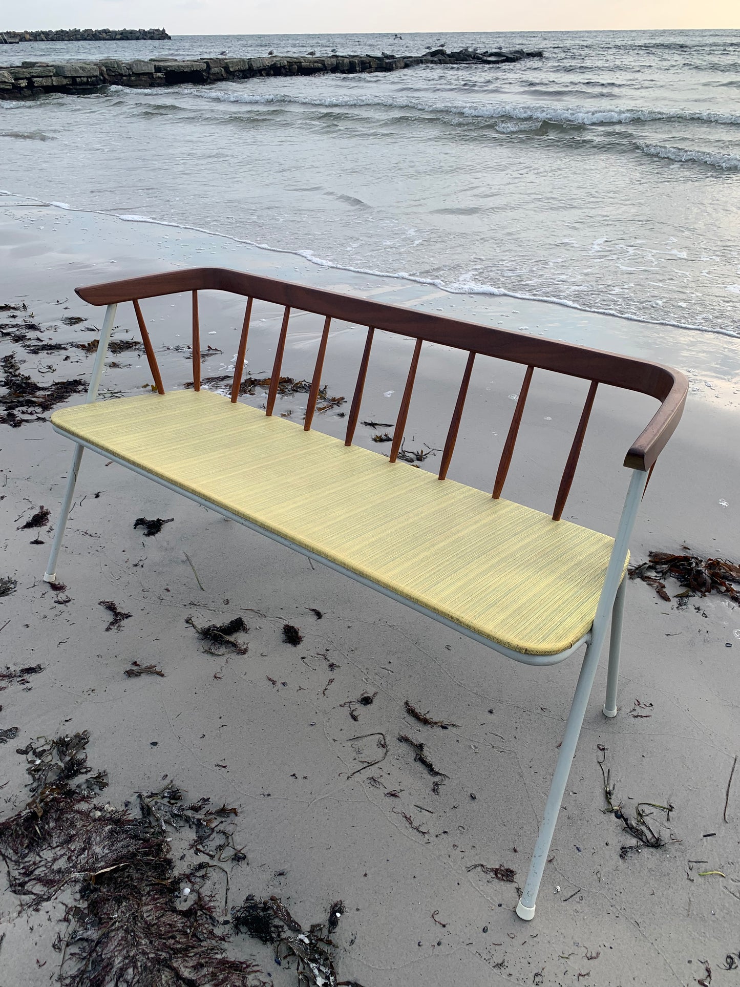 Bænk med fine detaljer i træ