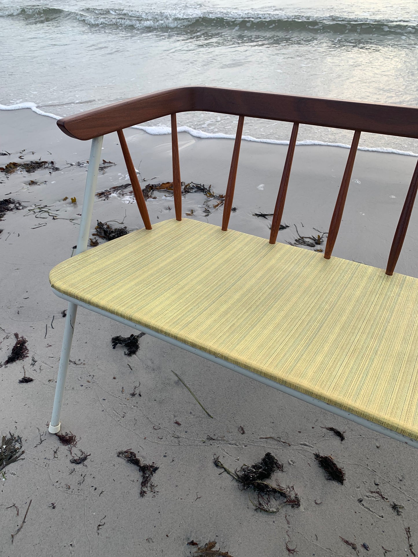 Bænk med fine detaljer i træ