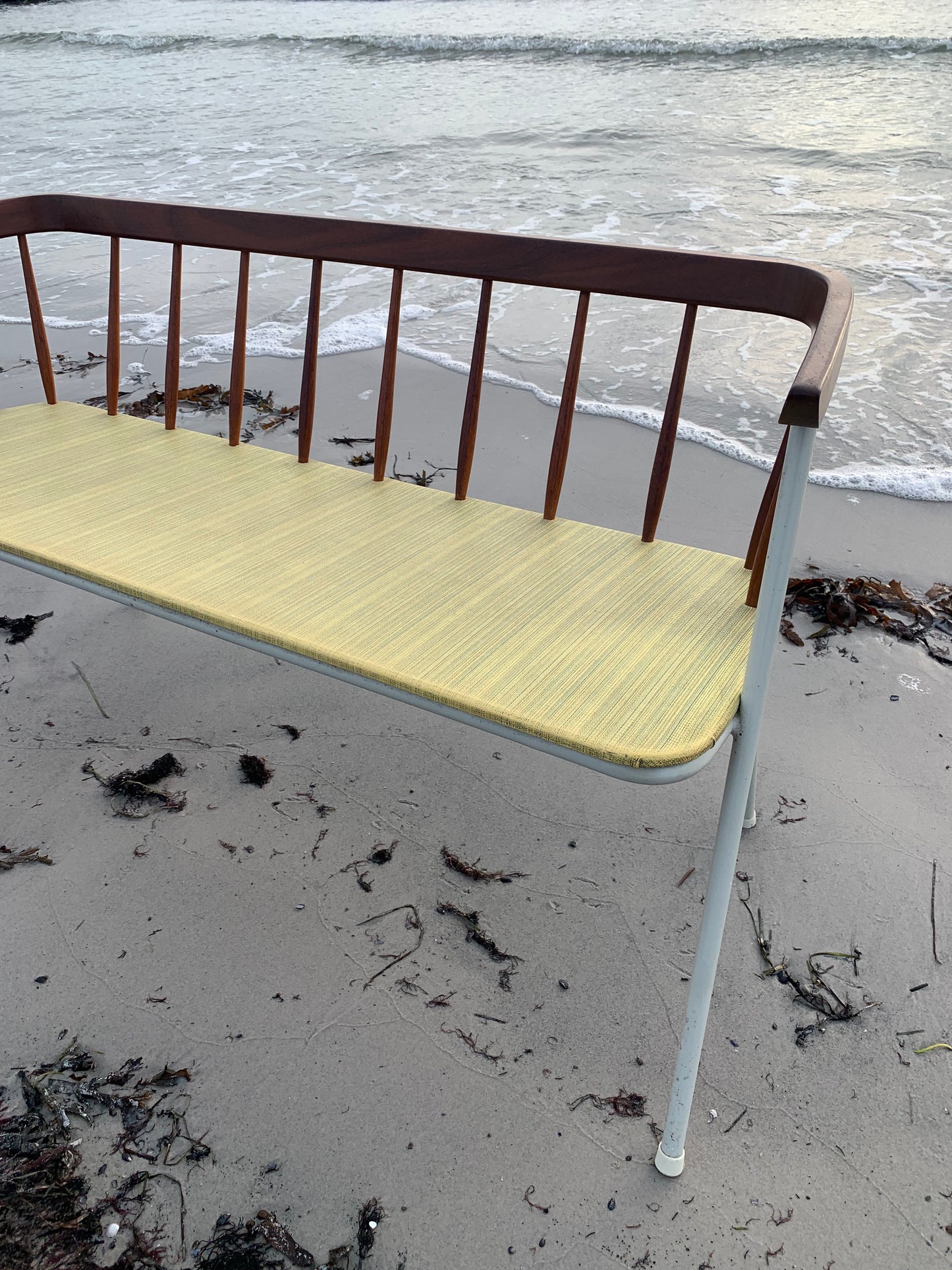 Bænk med fine detaljer i træ