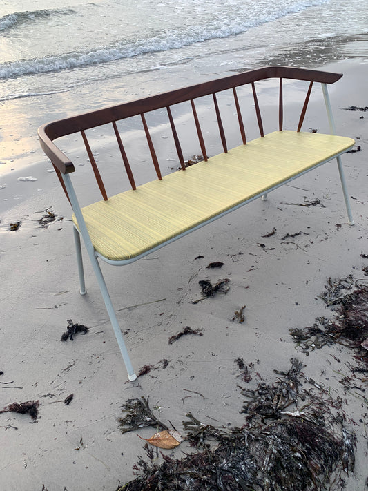 Bænk med fine detaljer i træ